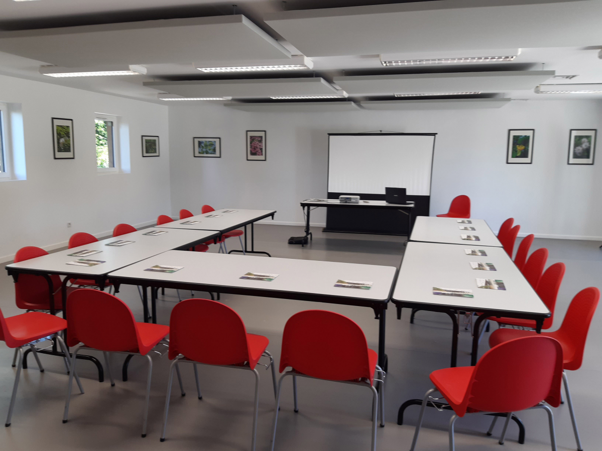 La Maison menjuc dispose d'une salle qui peut être loué pour des réunions de travail, des formatiosn, des stages....