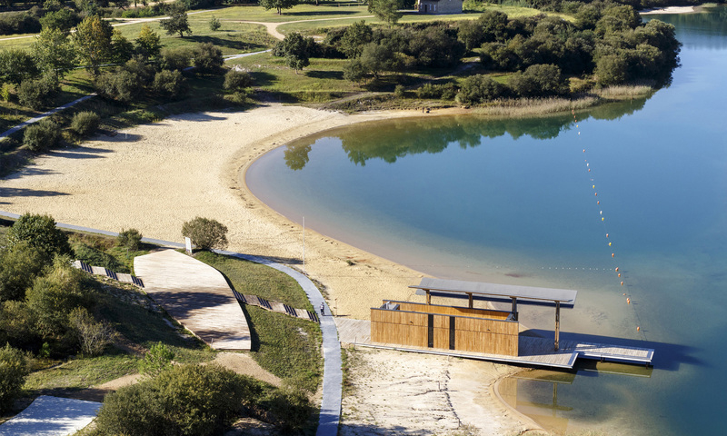 Vue de la plage sableuse et son poste de secours logé dans le Pavillon de l'Eau