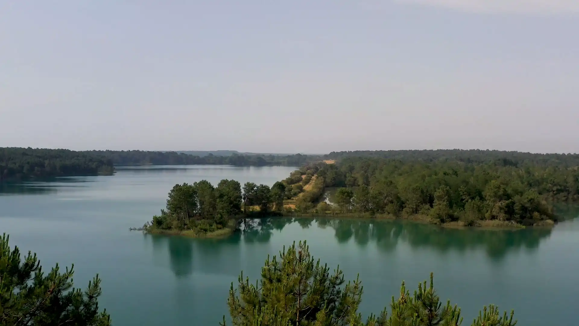 Le tour du lac du Commanday offre une vue panoramique sur l'immense étendue d'eau.